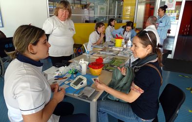 Medicinske sestre SB Nova Gorica na stojnici ob svetovnem dnevu ledvic v pogovoru z obiskovalko.