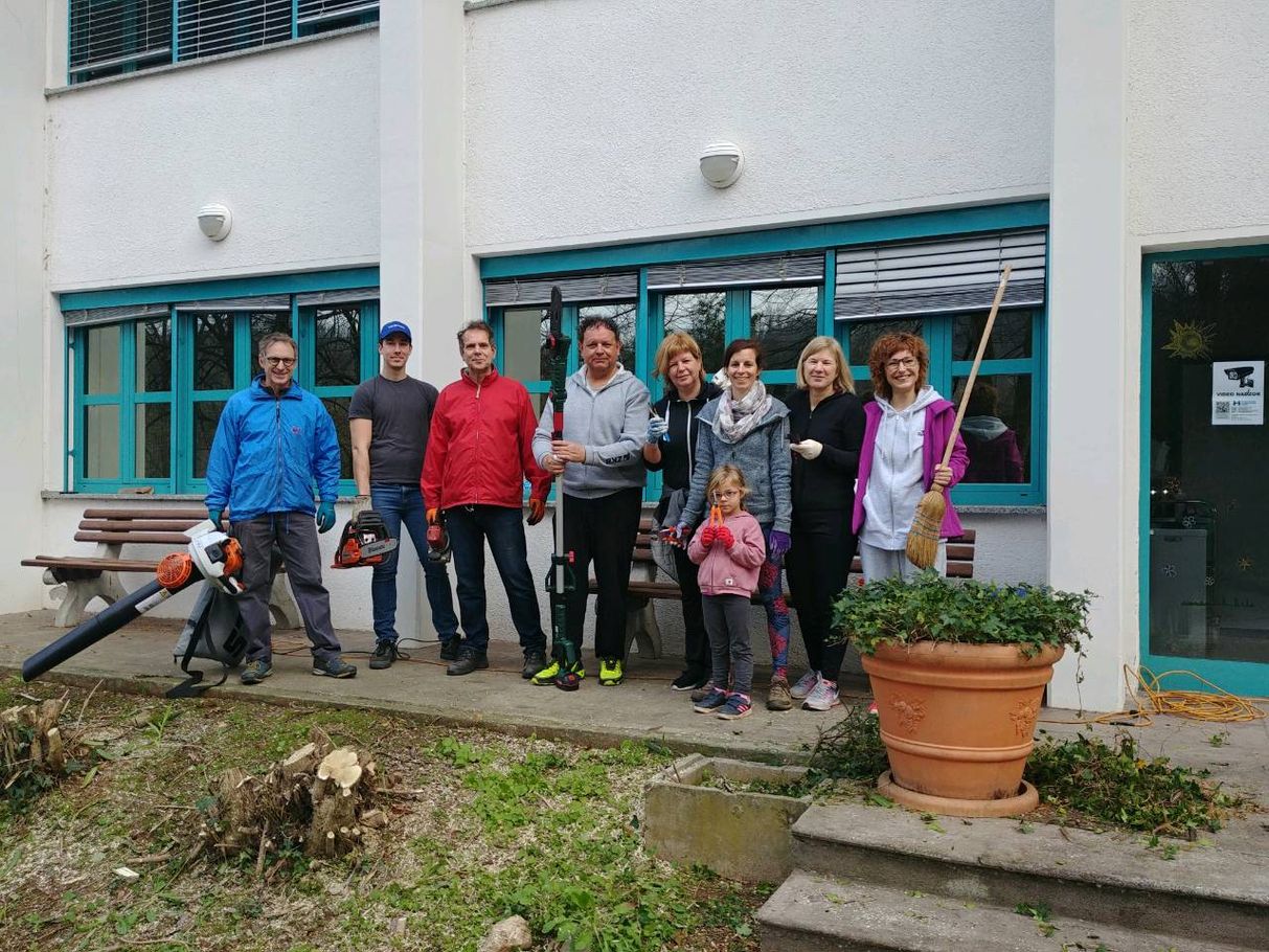 Udeleženci delovne čistilne akcije v Stari Gori